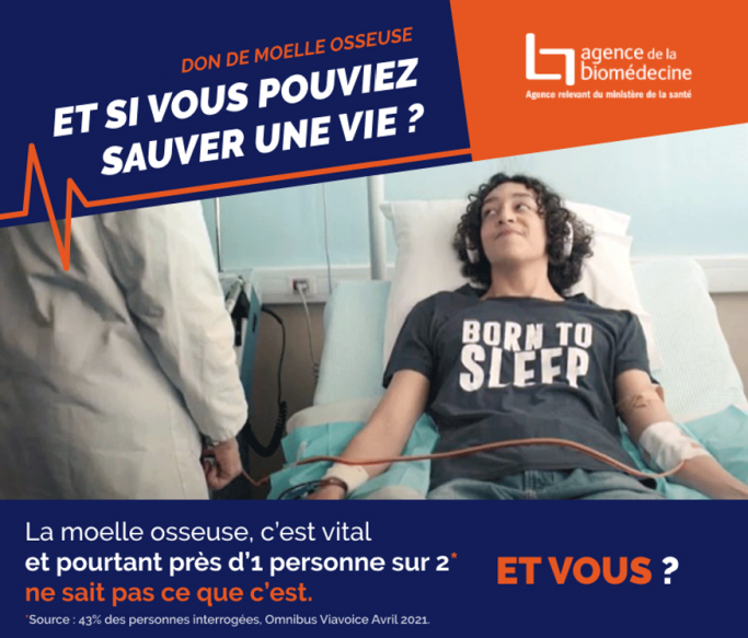Photographie d’un jeune homme allongé sur un lit d’hôpital effectuant un don de moelle osseuse via un don du sang en présence d’un médecin. Cette photographie est coupée par une bannière bleu foncé et orange sur le bord supérieur, demandant à gauche sur le fond bleu « et si vous pouviez sauver une vie » suivi du logo de l’agence de la biomédecine à droite sur le fond orange. Et une bannière bleu foncé sur le bord inférieur informant suer l’importance du rôle de la moelle osseuse.