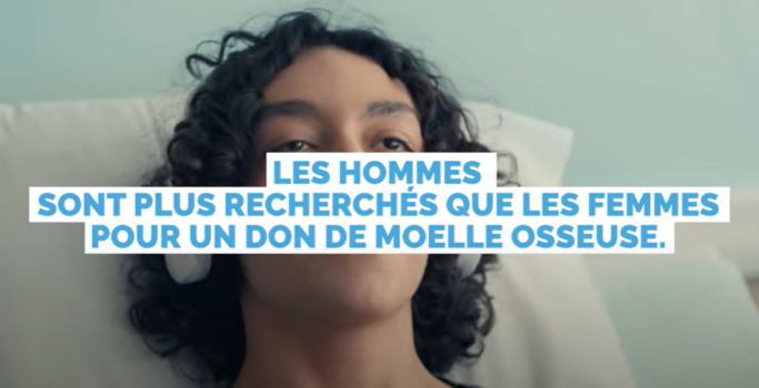 Capsule sur les hommes plus recherchés pour un don de moelle osseuse à travers d'une photographie sur le visage d'un jeune homme allongé sur un lit d'hôpital avec le texte de la capsule au centre. 