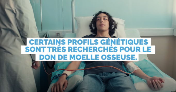 Capsule expliquant que certains profils sont très recherchés à travers une photographie d'un jeune homme allongé sur un lit d'hôpital réalisant un don de moelle osseuse via un don du sang en compagnie d'une infirmière. Le texte de la capsule se voit présenté au centre de la photographie. 